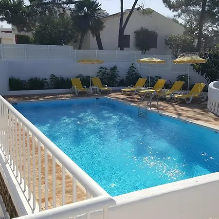 Com Piscina A 15o Metros Da Praia Будинок відпочинку Албуфейра